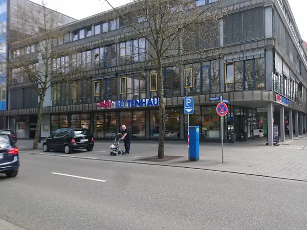 Straßenansicht eines Bettenhaus-Geschäfts in einem Bürogebäude mit Autos